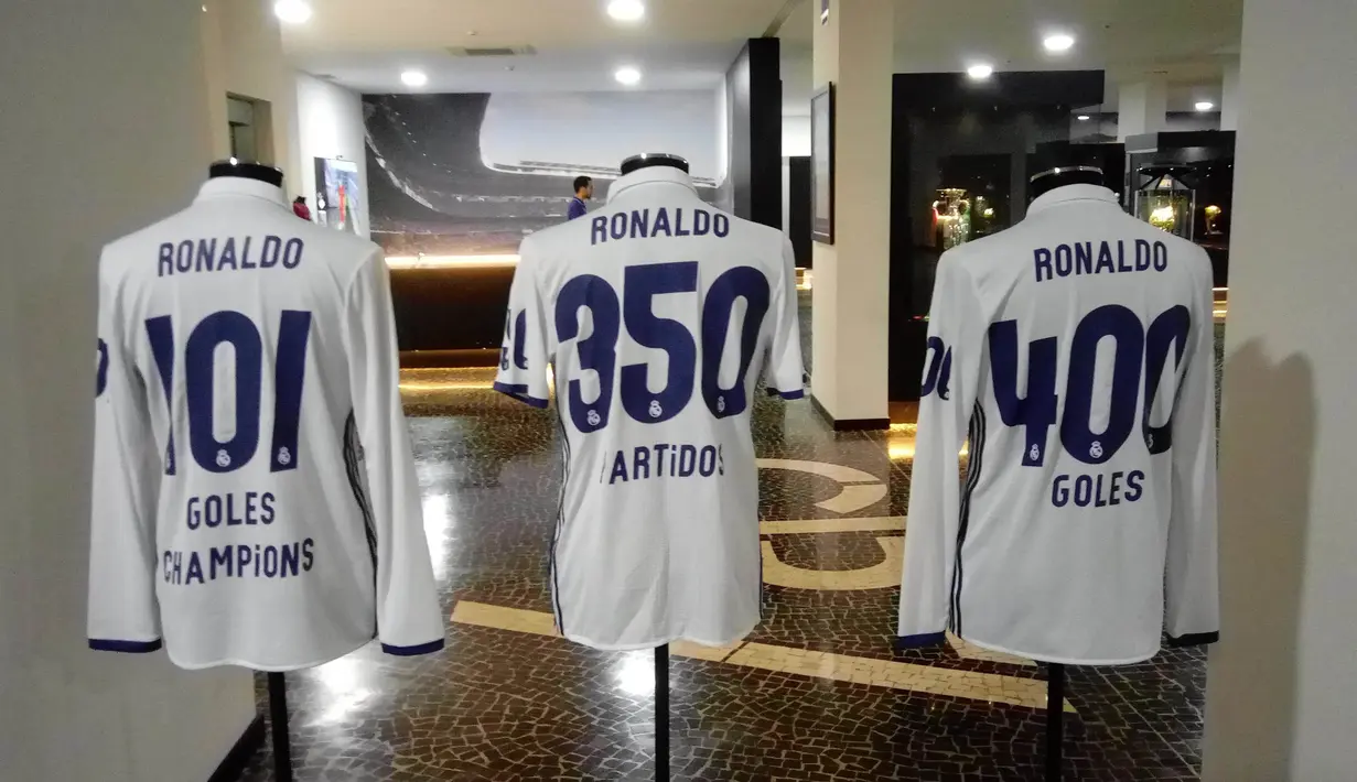 Tiga jersey Real Madrid dengan torehan rekor pribadi Cristiano Ronaldo dipajang di Museum CR 7. Museum ini terdapat di Kota Funchal, tempat Ronaldo lahir dan tunbuh besar. (Bola.com/Reza Khomaini)