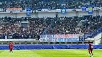Ribuan Bobotoh mendatangi Stadion GBLA, Kota Bandung usai sesi latihan Persib Bandung pada Kamis (13/2/2025) siang. (Bola.com/Erwin Snaz)