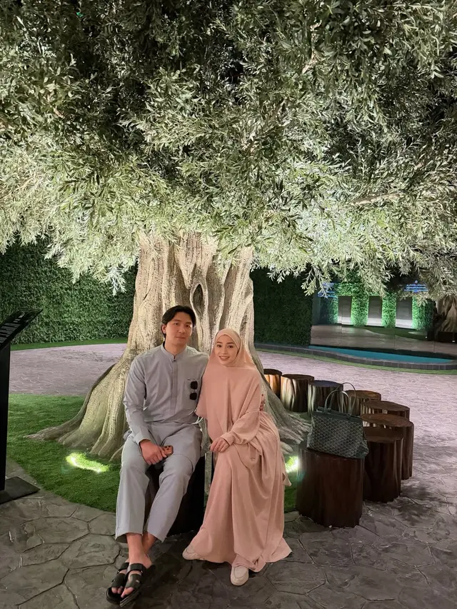 7 Potret Nikita Willy Umrah Awal Tahun, Tampil Sederhana Bareng Suami dan Ibu