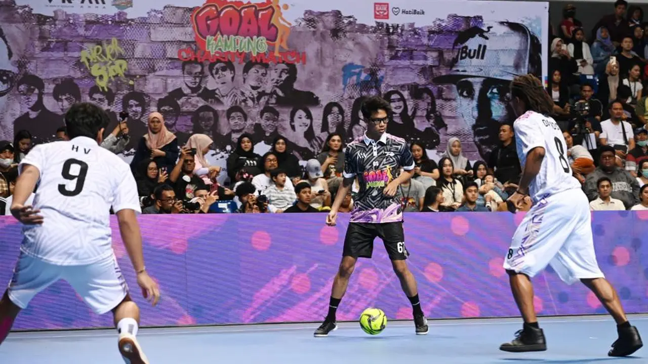 Alam Ganjar menunjukkan kemampuannya mengolah si kulit bundar di futsal charity match bertajuk ‘Goal Kampung’ yang digagas oleh The House of Revolutions (THR) bersama AHHA Media Production di Mahaka Square, Kelapa Gading, Jakarta Utara, Sabtu (30/9/2023)