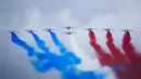 Angkatan Udara Prancis Patrouille de France tampil saat latihan untuk parade Hari Bastille di Paris, Senin (12/7/2021). Hari Bastille adalah hari libur nasional Prancis yang memperingati awal Revolusi Prancis pada 14 Juli 1789. (AP Photo/Lewis Joly)