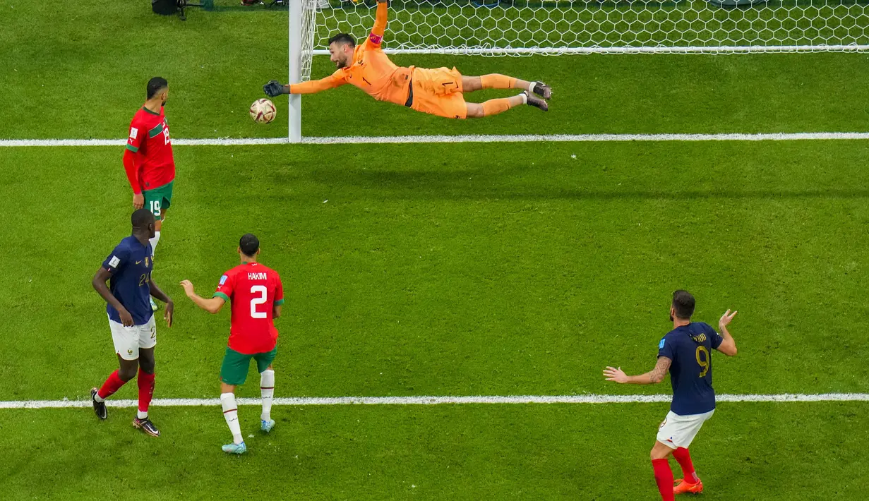 Kiper Prancis Hugo Lloris melakukan penyelamatan saat bertanding melawan Maroko pada pertandingan semifinal Piala Dunia 2022 di Stadion Al Bayt di Al Khor, Qatar, Kamis (15/12/2022). Prancis menang atas Maroko dengan skor 2-0. (AP Photo/Petr David Josek)