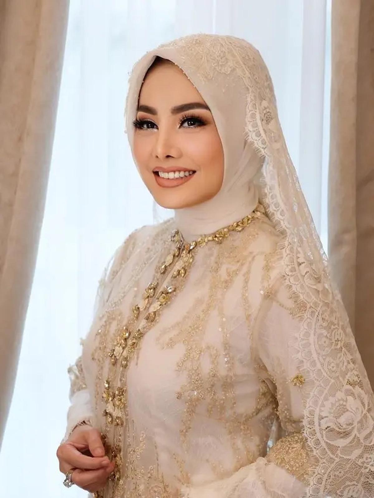 7 Potret Cici Faramida Tetap Cantik dan Awet Muda di Usia 50-an, Outfitnya Selalu Elegan