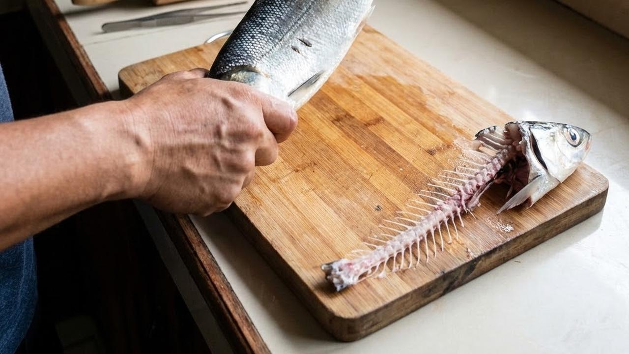 Teknik Mematahkan Ekor dan Menarik Tulang Utama Ikan Bandeng