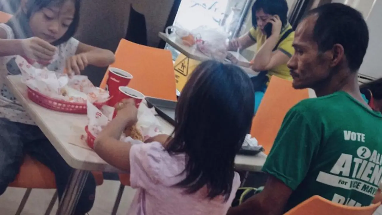 Tak Cukup Uang, Ayah Tahan Lapar Lihat Anaknya Makan di Restoran