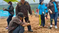 KBPP Polri Sikka, melakukan penanaman ratusan anakan di areal Bendungan Napun Gete, Desa Ilin Medo, Kecamatan Waiblama Kabupaten Sikka. (Liputan6.com/ Dionisius Wilibardus)