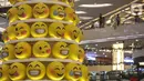 Pohon Natal dengan konsep Joypixels Emoji menghiasi atrium Lippo Mall Kemang,  Jakarta Sabtu (14/12/2019). Pohon yang terdiri atas 200 Joypixels Emoji mengajak keluarga merasakan pengalaman pada liburan natal dan tahun baru. (Liputan6.com/Fery Pradolo)