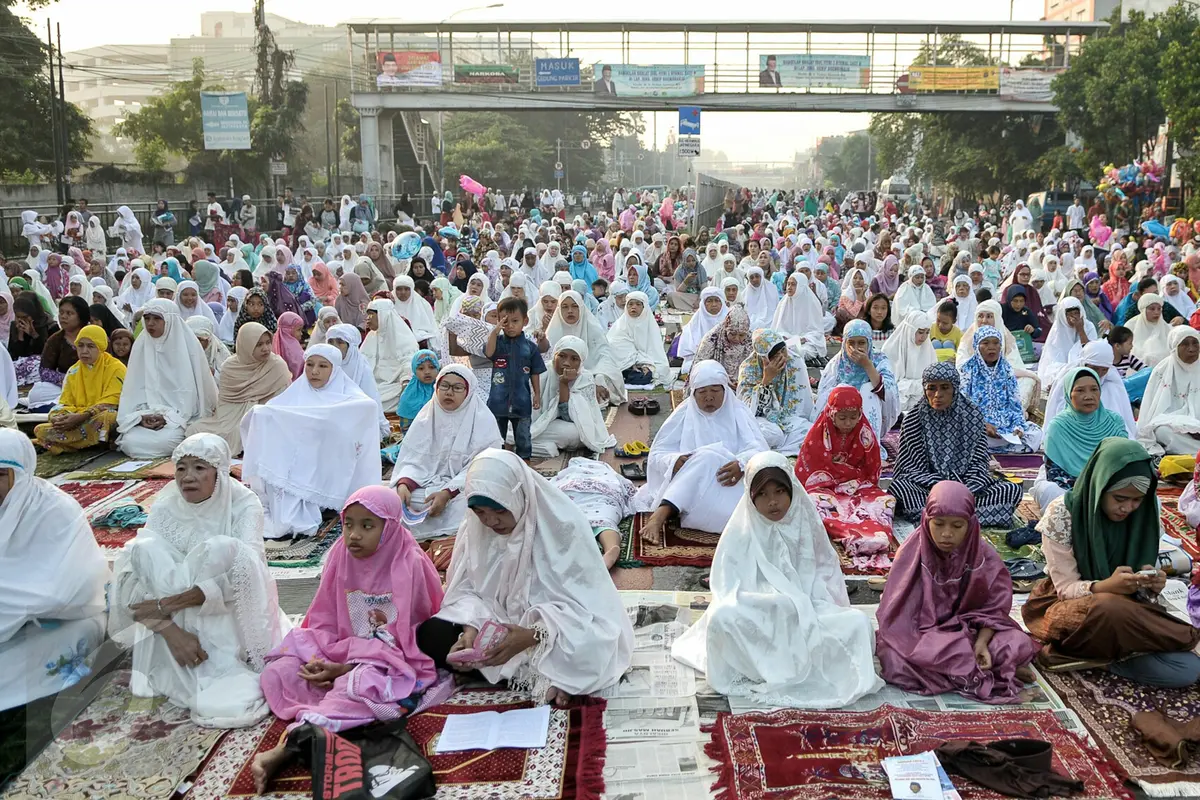 20160706-Ribuan Umat Muslim Bersujud di Jatinegara-Jakarta
