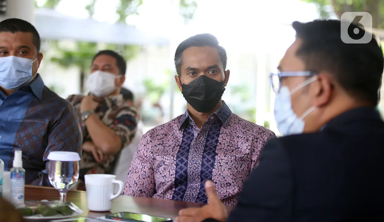 Gubernur Jawa Barat Ridwan Kamil berbincang dengan Wakil Ketum Kadin Anindya Novyan Bakrie di Gedung Pakuan Bandung, Jabar, Selasa (8/3/2021). Ridwan Kamil berharap Kadin bisa banyak membantu pemulihan dan kemajuan perekonomian di Jabar di masa pandemi Covid-19. (Liputan6.com/HO/Alwi)