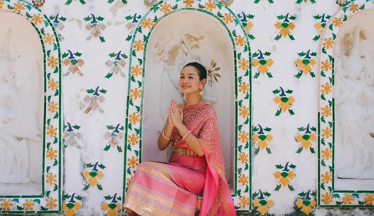 Dalam foto-foto yang dibagikan di media sosial, Andien tampak mengenakan chut thai, busana tradisional Thailand yang dikenal dengan keindahan dan keanggunannya. Busana ini terdiri dari kain sutra yang indah dengan detail bordir yang rumit dan warna-warna yang memanjakan mata. Andien memilih mengenakan chut thai dengan potongan yang modern namun tetap mempertahankan unsur-unsur tradisionalnya, membuat penampilannya terlihat elegan dan berkelas. (Liputan6.com/IG/@andienaisyah)