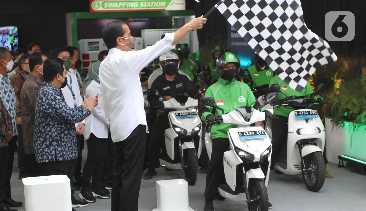 Presiden Joko Widodo melepas mitra Gojek menggunakan motor listrik dalam acara peluncuran kolaborasi pengembangan ekosistem kendaraan listrik antara perusahaan patungan Gojek dan TBS Energi Utama (TBS), Electrum, Pertamina, Gogoro, dan Gesits di Jakarta Selasa (22/2/2022). (Liputan6.com/HO/Gojek)