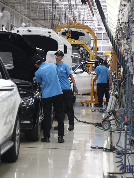 Pekerja menyelesaikan perakitan mobil Mercedes Benz di Pabrik Mercedes Benz, Wanaherang, Bogor (11/12). Mercededes-Benz C-Class generasi terbaru kini resmi masuk jalur produksi pabrik Mercedes-Benz di Wanaherang, Bogor. (Liputan6.com/Herman Zakharia)