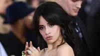 Penyanyi Camila Cabello menghadiri karpet merah ajang musik bergengsi Grammy Awards 2018 di New York, Minggu (28/1). Gaya Camila disempurnakan dengan perhiasan berlian serta clutch berbentuk lampu bola disko warna silver. (AFP PHOTO/Jewel SAMAD)