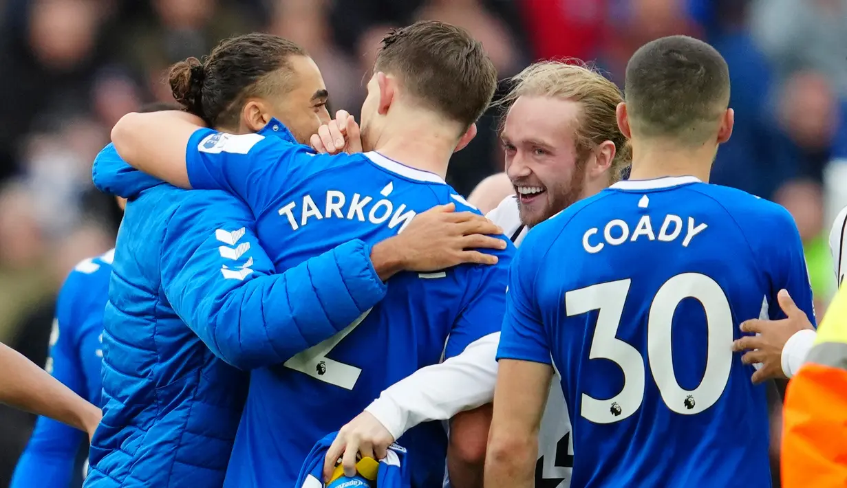 Para pemain Everton merayakan kemenangan mereka atas Arsenal pada pertandingan sepak bola Liga Inggris di Goodison Park, Liverpool, Inggris, 4 Februari 2023. Everton mengalahkan Arsenal dengan skor 1-0. (AP Photo/Jon Super)
