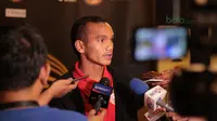 Riko Simanjuntak melayani pertayaan awak media usai menerima penghargaan APPI Footballer Of The Month dari Presiden APPI, Ponaryo Astaman di Jakarta, Rabu (9/5/2018). (Bola.com/Nick Hanoatubun)