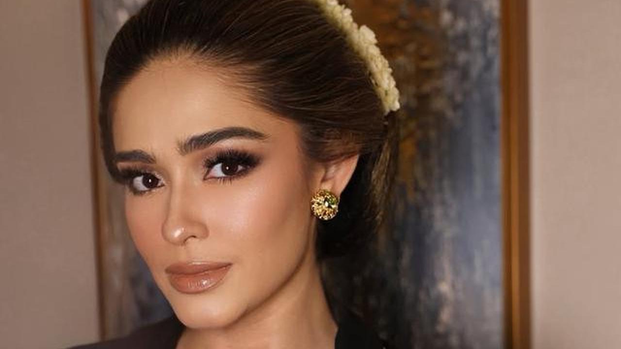 5 Potret Yasmine Wildblood Pakai Kebaya Floral dan Konde Pirang di Pernikahan Keluarga Cendana