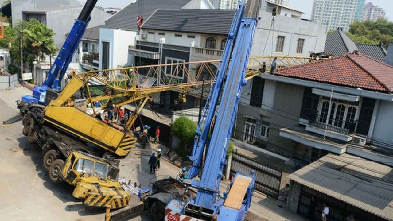 Proses evakuasi crane timpa rumah di Kebayoran Baru