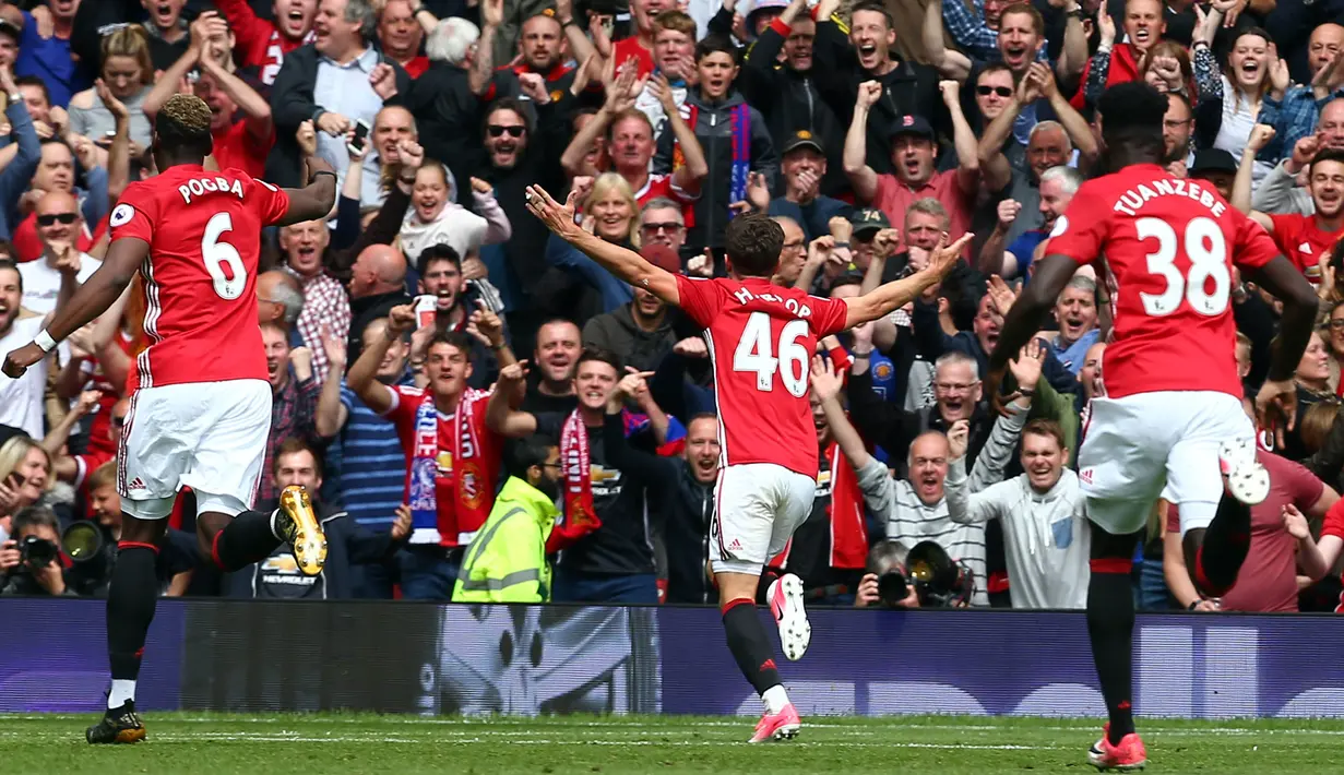 Gelandang Manchester United, Josh Harrop, merayakan gol yang dicetaknya ke gawang Crystal Palace pada laga Premier League di Stadion Old Trafford, Inggris, Minggu (21/5/2017). MU menang 2-0 atas Palace. (EPA/Tim Keeton)