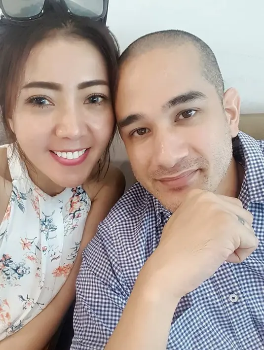 Kemesraan dan keromantisan sepertinya sudah terjalin di antara Okan Kornelius dan Lee Sachi saat keduanya belum resmi menjadi pasangan suami istri. Dan setelah menikah, keduanya semakin romantis. (Foto: Instagram)