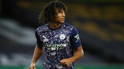 Nathan Ake. Bek asal Belanda yang baru musim ini berseragam Manchester City hanya 10 kali tampil di Premier League musim ini. Posisinya terpinggirkan oleh Ruben Dias dan John Stones yang tampil apik menggalang pertahanan The Citizens. (AFP/Marc Atkins/Pool)