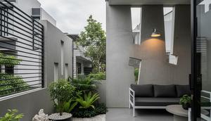 Teras Industrial Dinding Roster dengan Pagar Modern Ringan/Model Teras Industrial dengan Pagar Besi dan Taman Mini di Samping Rumah (Sumber; gemini.com)