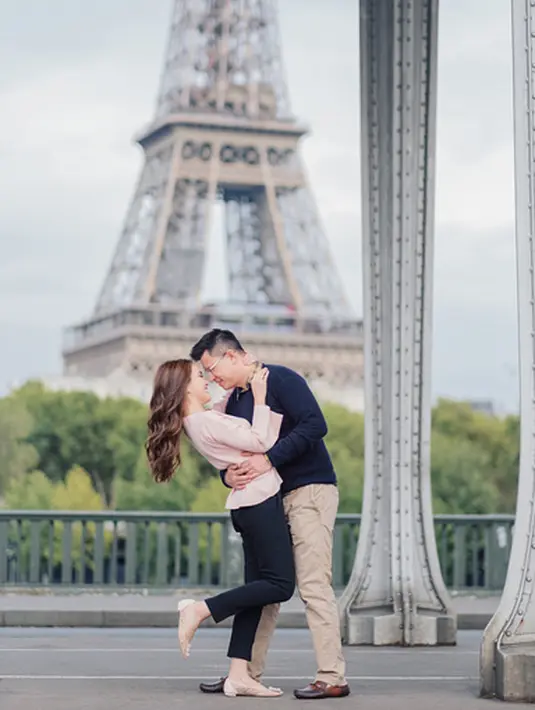 "rasanya happpyyyy bangettt😍 mengerti dan sabar ladenin ponakan saya yang banyak dan bawel pulaaa🤦‍♀️🤣 sabar temenin ke Disneyland sampe 2x bolak balik! Ur the best uncle! 🤣 sabar dengerin semua celotehan ponakan saya," lanjutnya. (Instagram/shandyau)