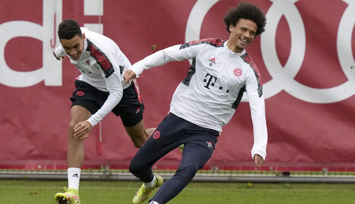 Pemain Bayern Munchen Jamal Musiala (kiri) dan Leroy Sane (kanan) saat sesi latihan di Munchen, Jerman, Selasa (19/10/2021). Bayern Munchen akan menghadapi Benfica pada pertandingan Grup E Liga Champions pada 20 Oktober 2021 waktu setempat. (AP Photo/Matthias Schrader)