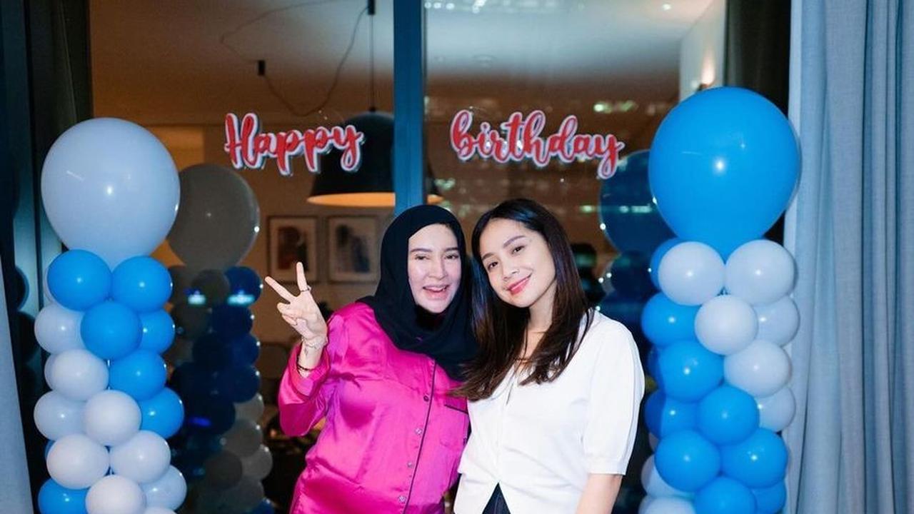 Acara ditutup dengan sesi foto bersama yang penuh keceriaan, di mana Nagita Slavina terlihat tersenyum berdampingan dengan Shandy Purnamasari.<br>