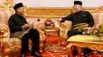 Perdana Menteri Malaysia baru, Mahathir Mohamad (kiri) berbincang dengan dengan Raja Malaysia Muhammad V usai melakukan sumpah jabatan di Istana Nasional di Kuala Lumpur (10/5). (AFP Photo/ Istana Nasional Malaysia)