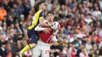 Pemain Arsenal, Kai Harvertz, duel udara dengan pemain Bournemouth, Marcos Senesi, pada laga pekan ke-36 Premier League 2023/2024 di Stadion Emirates, Sabtu (4/5/2024). Kemenangan ini membuat Arsenal berada di puncak klasemen Premier League dengan 83 poin. (AP Photo/Frank Augstein)