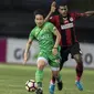 Bek Bhayangkara FC, Lee Yoo-joon, berusaha melewati striker Persipura, Marinus Wanewar, pada laga Liga 1 Indonesia di Stadion Patriot, Bekasi, Sabtu (9/9/2017). Bhayangkara FC menang 2-1 atas Persipura. (Bola.com/Vitalis Yogi Trisna)