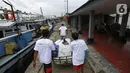 Jurnalis membawa gerobak berisi bantuan sembako di Pulau Panjang, Serang, Banten, Sabtu (30/1/2021). Kegiatan Jurnalis Peduli yang bekerjasama dengan BNI dan Jamkrindo bertujuan meringankan beban warga terdampak Covid-19 yang memiliki mata pencarian sebagai nelayan. (Liputan6.com/Pool/JP)