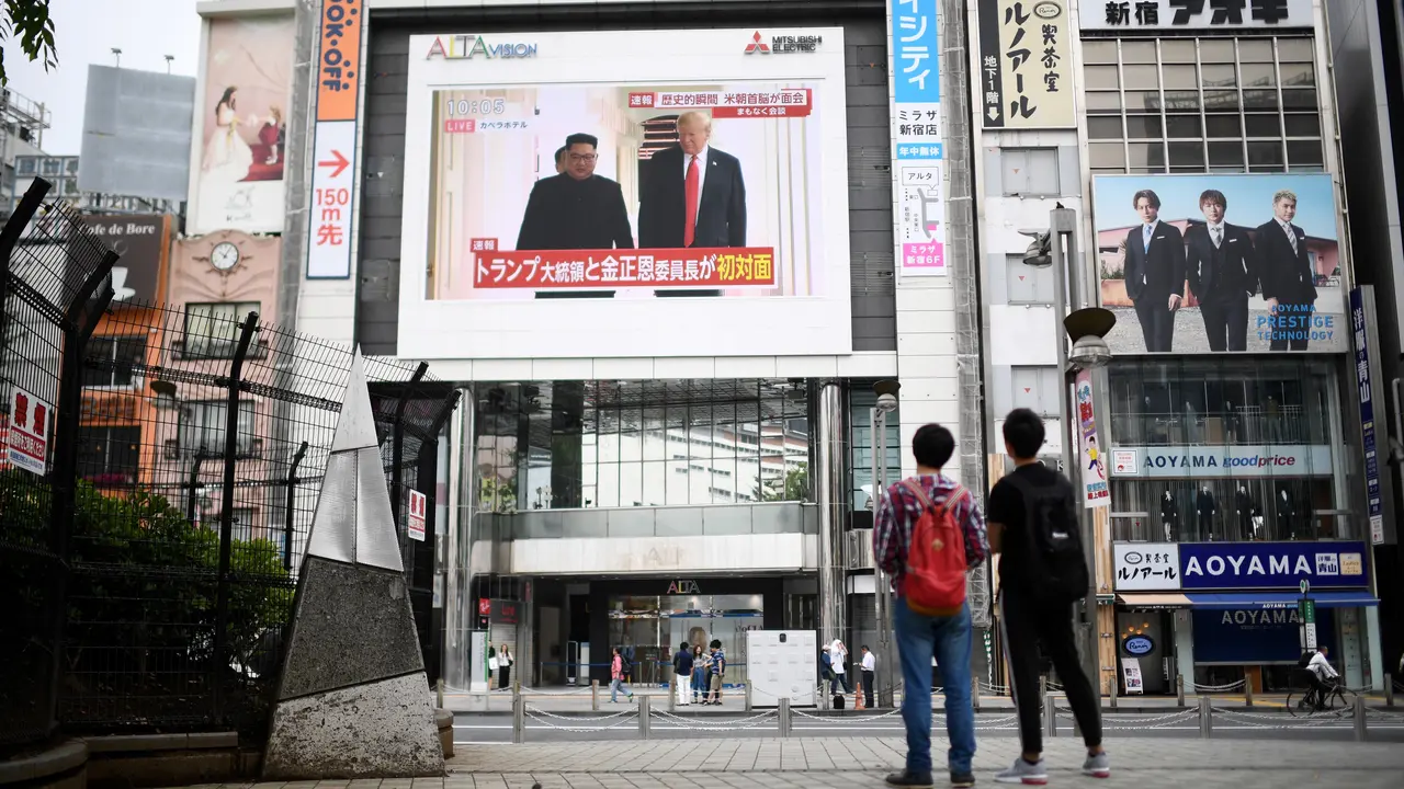 Warga Dunia Melihat Pertemuan Bersejaran Trump dan Kim