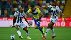 Pemain Juventus Cristiano Ronaldo (tengah) dilanggar pemain Udinese Rodrigo Becao pada pertandingan Liga Italia Serie A di Dacia Arena Stadium, Udine, Italia, 22 Agustus 2021. Pertandingan berakhir dengan skor 2-2. (MIGUEL MEDINA/AFP)
