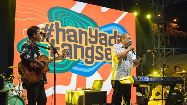 Walikota Tangsel Benyamin Davnie di konser musik HanyadiTangsel Vol.2 di Mall Teraskota BSD, Tangerang Selatan pada 5 Juni 2022. (IST)