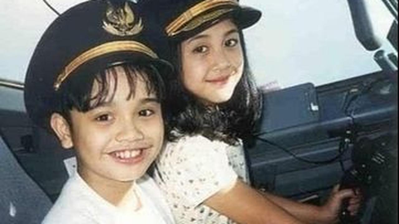 Potret Sherina dan Derby Romero langsung mencuri perhatian rekan-rekan artis. Dian Sastro hingga Gisel menuliskan komentarnya.<br>