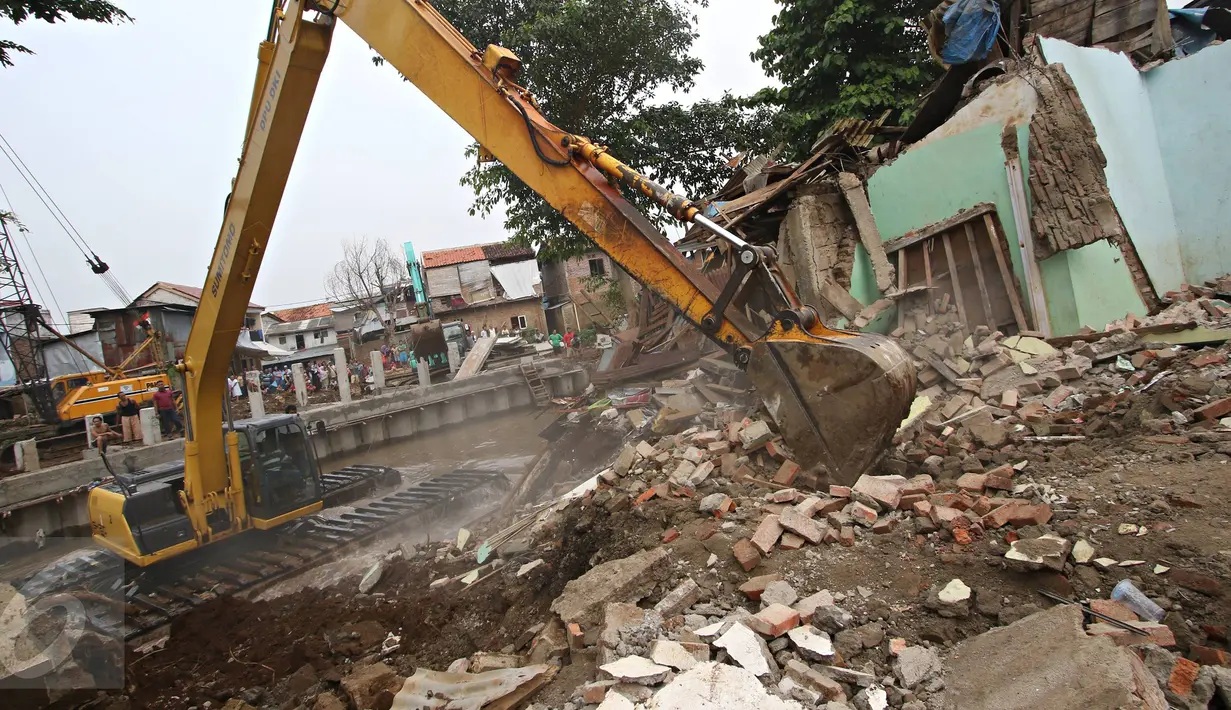 Petugas mengoperasikan alat berat membongkar bangunan di bantaran Sungai Ciliwung, Bukit Duri, Jakarta, Selasa (12/1). Pemprov DKI melakukan pembongkaran sejumlah bangunan terkait proyek normalisasi Sungai Ciliwung. (Liputan6.com/ Immanuel Antonius)
