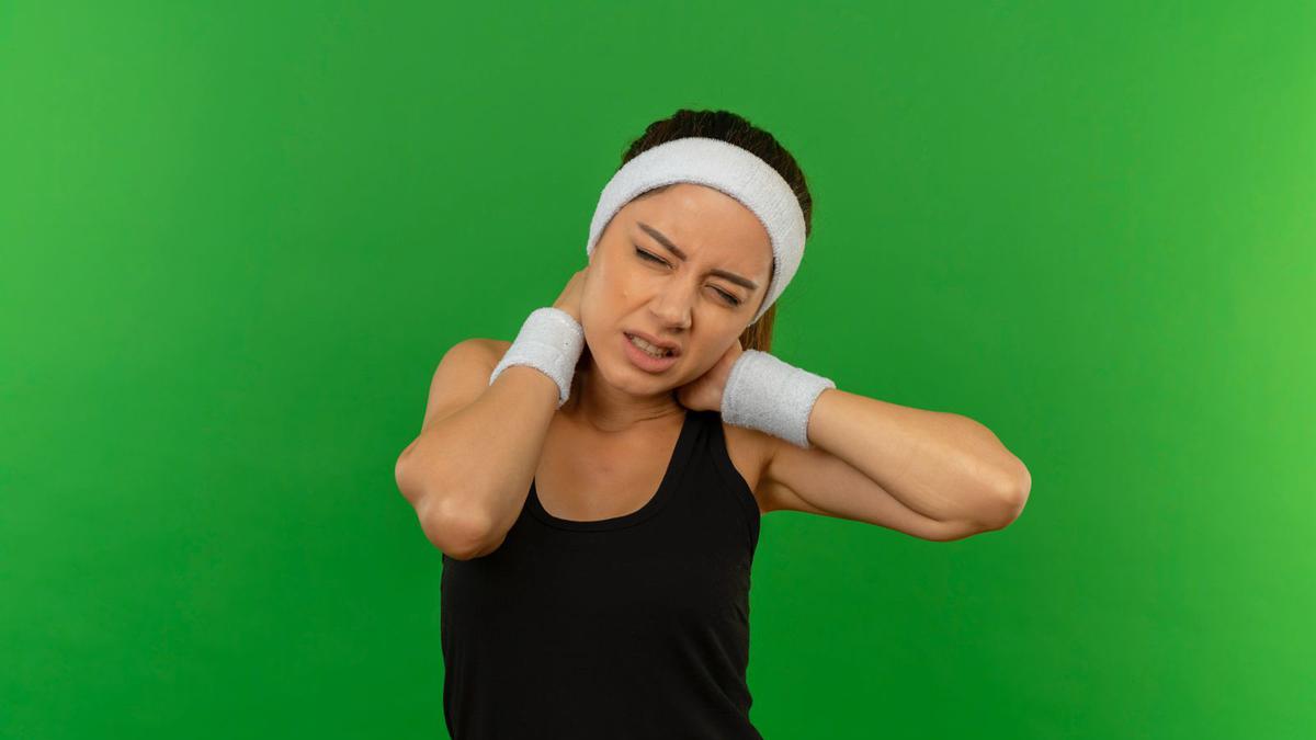 Postur Membungkuk Saat Kerja? Atasi dengan Straight Neck Exercise yang Mudah Dilakukan