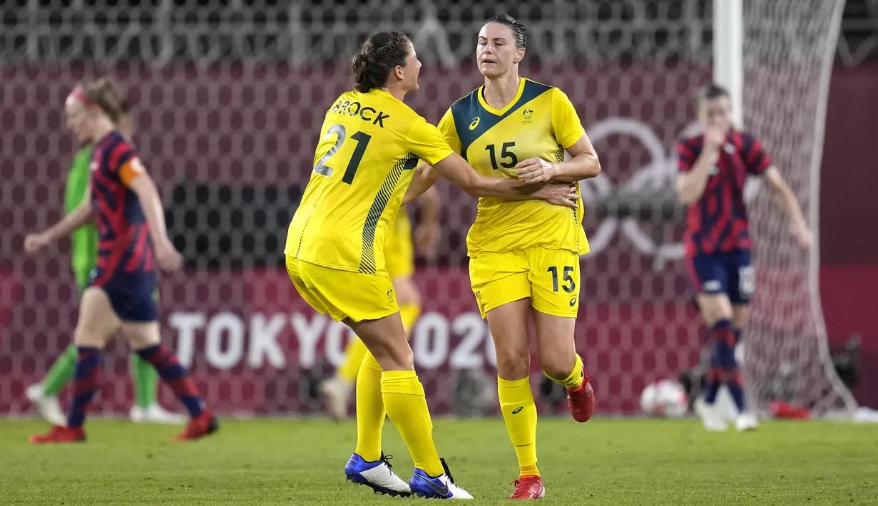 Seolah masih ada harapan, Australia terus lancarkan serangan. Usaha mereka berbuah pada menit injury time babak kedua lewat Emily Gielnik (kanan). Waktu tak berpihak pada mereka, wasit membunyikan peluit panjang akhir pertandingan. (Foto: AP/Fernando Vergara)
