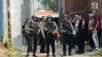 Polisi bersenjata berjaga-jaga saat berlangsungnya olah TKP di rumah terduga teroris di Nanggewer, Cibinong, Bogor, Jawa Barat, Sabtu (18/5/2019). Densus 88 Antiteror Mabes Polri menggelar olah TKP di rumah terduga teroris E alias Abu Rafi alias Pak Jenggot (51). (merdeka.com/Imam Buhori)