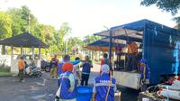 Kementerian Sosial menyalurkan bantuan logistik dan mendirikan dapur umum untuk korban banjir di Kota Mataram, Nusa Tenggara Timur. Banjir terjadi sejak Minggu (6/7/2025). (Foto Kemensos)