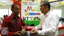 Chairman Mataharimall.com Emirsyah Satar (kanan) bersama Ketua Umum HIPMI Bahlil Lahadalia berbincang usai meninjau ruang kerja Mataharimall.com di Jakarta, Kamis (19/5/2016). (Liputan6.com/Angga Yuniar)