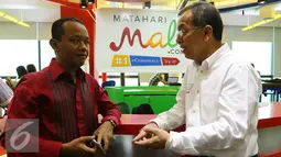 Chairman Mataharimall.com Emirsyah Satar (kanan) bersama Ketua Umum HIPMI Bahlil Lahadalia berbincang usai meninjau ruang kerja Mataharimall.com di Jakarta, Kamis (19/5/2016). (Liputan6.com/Angga Yuniar)