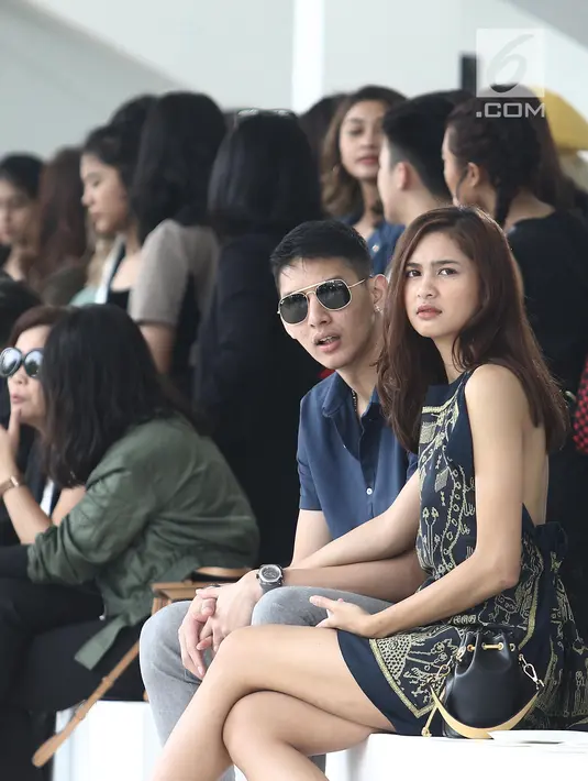 Aktris Mikha Tambayong bersama kekasihya  Daniel Wenas saat menghadiri fashion show Sapto Djojokartiko di Jakarta, Kamis (20/9). (Liputan6.com/Herman Zakharia)