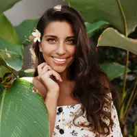 ilustrasi perempuan tersenyum/photo created by lookstudio - www.freepik.com