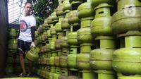 Pekerja menurunkan tabung gas LPG 3 kilogram (kg) dari truk di Jakarta, Rabu (16/12/2020). PT Pertamina (Persero) memperkirakan kebutuhan gas elpiji 3 kg naik menjadi 7,50 juta metrik ton pada 2021. (Liputan6.com/Angga Yuniar)