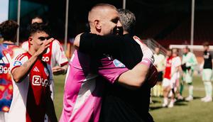 Maarten Paes setelah membawa Ajax mengalahkan Utrecht melalui drama adu penalti 4-3 (1-1) dalam laga playoff di Kras Stadion, Volendam, Minggu (24-5-2026) malam WIB. (Dok. ajax.nl)
