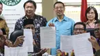 Perwakilan Ormas Keagamaan se-Indonesia menunjukkan surat pernyataan sikap terkait insiden terhadap umat islam di Selandia Baru, Jakarta, Sabtu (16/3). Mereka mengecam keras tindakan terorisme di Selandia Baru. (Liputan6.com/Helmi Fithriansyah)