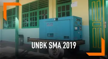 Siswa di Kabupaten Timika, Papua menjalankan UNBK Bahasa Indonesia. Pihak sekolah menyiapkan genset sebagai langkah pencegahan jika terjadi gangguan listrik.