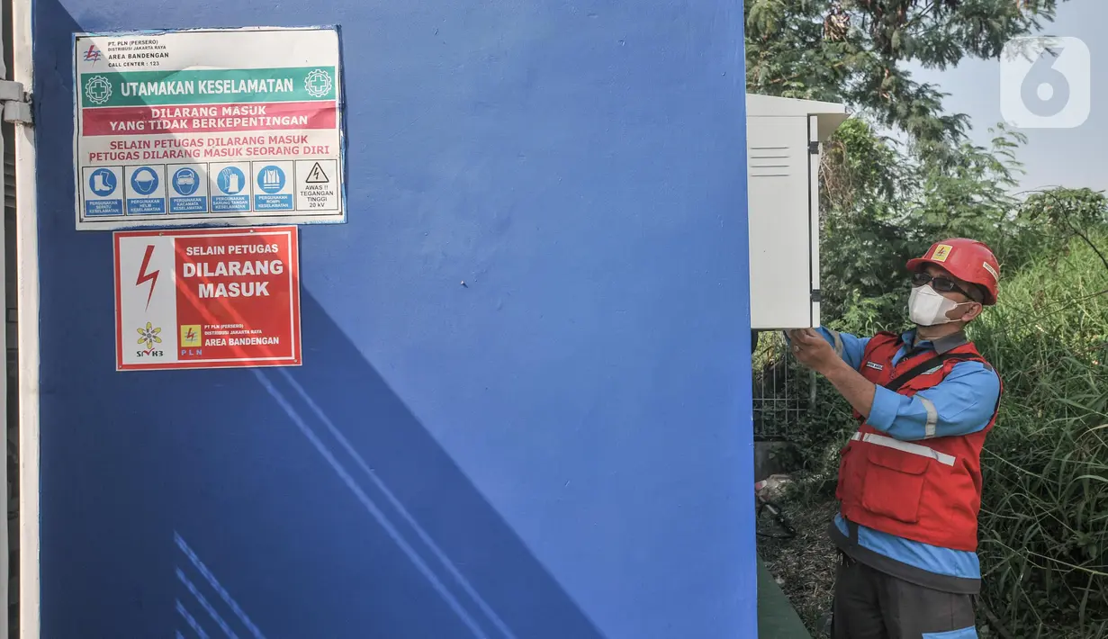 Petugas memeriksa kesiapan pasokan listrik di Sirkuit Formula E, Ancol, Jakarta Utara, Kamis (12/5/2022). PLN memastikan energi yang digunakan berasal dari pembangkit listrik berbasis energi terbarukan (EBT) yang diaudit oleh sistem _tracking_ internasional, APX TIGRs yang berlokasi di California, Amerika Serikat. (merdeka.com/Iqbal S. Nugroho)